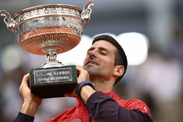 Le Serbe Novak Djokovic (Srb) brandissant le Trophee du Vainqueur Messieurs des Internationaux de France de Roland Garros 2023 TENNIS : Roland Garros 2023 - Finale Messieurs - Paris - 11 06 2023 JBAutissier Panoramic 