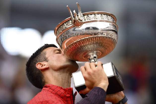 Le Serbe Novak Djokovic (Srb) brandissant le Trophee du Vainqueur Messieurs des Internationaux de France de Roland Garros 2023 TENNIS : Roland Garros 2023 - Finale Messieurs - Paris - 11 06 2023 JBAutissier Panoramic 