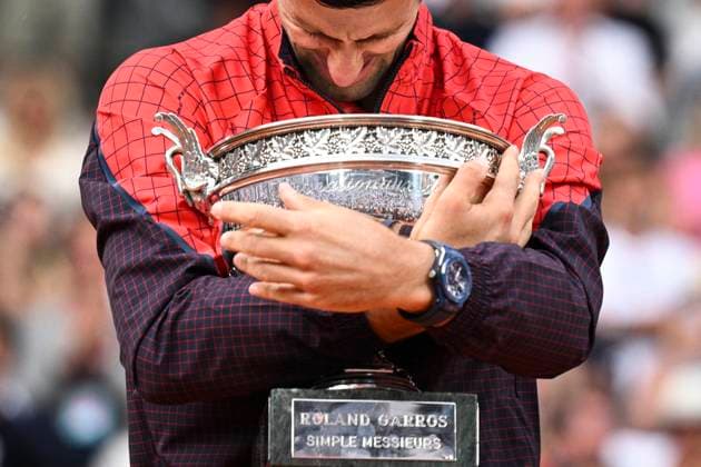 Le Serbe Novak Djokovic (Srb) brandissant le Trophee du Vainqueur Messieurs des Internationaux de France de Roland Garros 2023 TENNIS : Roland Garros 2023 - Finale Messieurs - Paris - 11 06 2023 JBAutissier Panoramic 