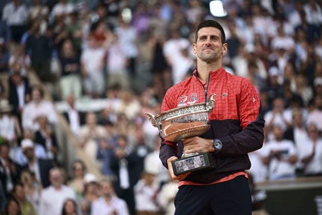 Le Serbe Novak Djokovic (Srb) brandissant le Trophee du Vainqueur Messieurs des Internationaux de France de Roland Garros 2023 TENNIS : Roland Garros 2023 - Finale Messieurs - Paris - 11 06 2023 JBAutissier Panoramic 