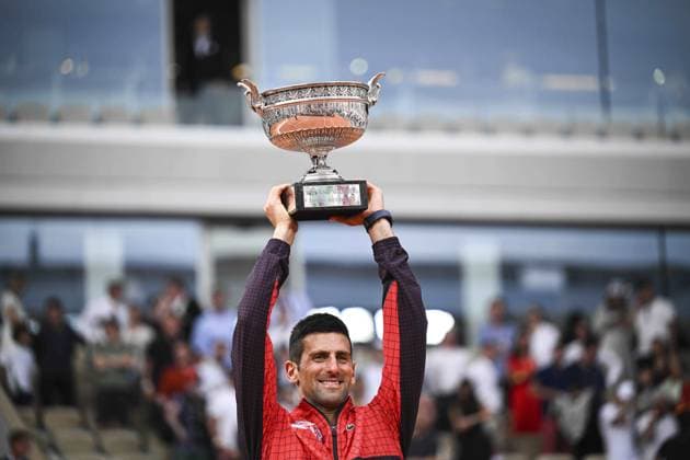 Le Serbe Novak Djokovic (Srb) brandissant le Trophee du Vainqueur Messieurs des Internationaux de France de Roland Garros 2023 TENNIS : Roland Garros 2023 - Finale Messieurs - Paris - 11 06 2023 JBAutissier Panoramic 