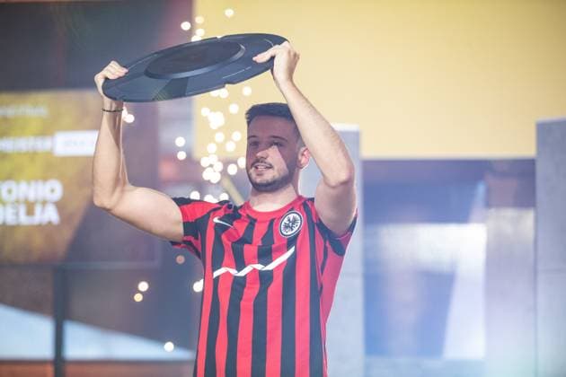 Grand Final of the Virtual Bundesliga 2023 Antonio Radelja AntonioRadelja, Eintracht Franfurt with championship trophy of the Grand Final of the Virtual Bundesliga 2023 Grand Final of the Virtual Bundesliga 2023, Koeln, Strassenkickerbase, 10 06 2023 Copyright: xBEAUTIFULxSPORTS Buriakovx