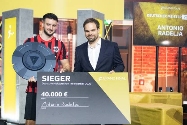 Grand Final of the Virtual Bundesliga 2023 Antonio Radelja AntonioRadelja, Eintracht Franfurt with championship trophy of the Grand Final of the Virtual Bundesliga 2023 Grand Final of the Virtual Bundesliga 2023, Koeln, Strassenkickerbase, 10 06 2023 Copyright: xBEAUTIFULxSPORTS Buriakovx