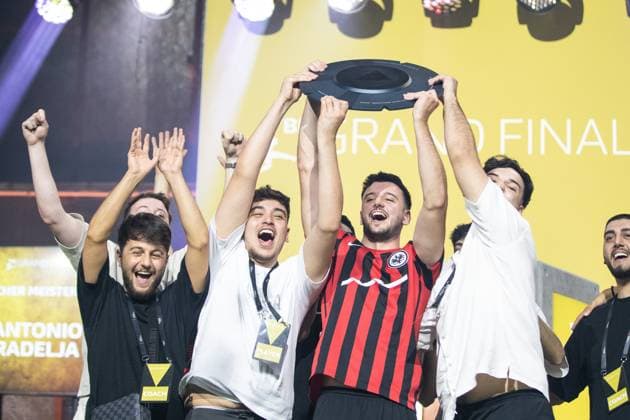 Grand Final of the Virtual Bundesliga 2023 Antonio Radelja AntonioRadelja, Eintracht Franfurt with championship trophy of the Grand Final of the Virtual Bundesliga 2023 Grand Final of the Virtual Bundesliga 2023, Koeln, Strassenkickerbase, 10 06 2023 Copyright: xBEAUTIFULxSPORTS Buriakovx