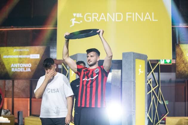 Grand Final of the Virtual Bundesliga 2023 Antonio Radelja AntonioRadelja, Eintracht Franfurt with championship trophy of the Grand Final of the Virtual Bundesliga 2023 Grand Final of the Virtual Bundesliga 2023, Cologne, Strassenkickerbase, 10 06 2023 Copyright: xBEAUTIFULxSPORTS Buriakovx
