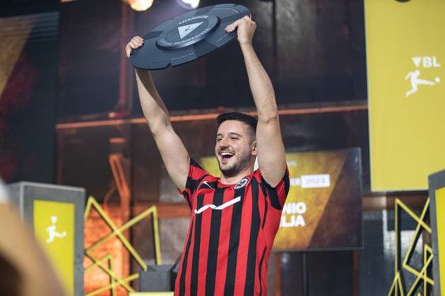 Grand Final of the Virtual Bundesliga 2023 Antonio Radelja AntonioRadelja, Eintracht Franfurt with championship trophy of the Grand Final of the Virtual Bundesliga 2023 Grand Final of the Virtual Bundesliga 2023, Cologne, Strassenkickerbase, 10 06 2023 Copyright: xBEAUTIFULxSPORTS Buriakovx