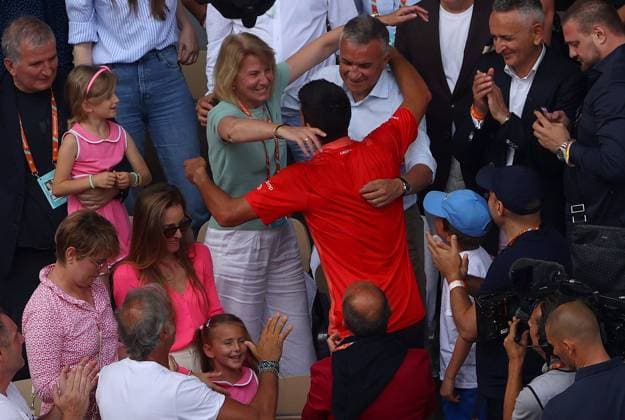 Mandatory Credit: Photo by Ella Ling Shutterstock (13949291bz) Novak Djokovic of Serbia celebrates with his family French Open Tennis, Day 15, Roland Garros, Paris, France - 11 June 2023 French Open Tennis, Day 15, Roland Garros, Paris, France - 11 June 2023  Copyright: xEllaxLing Shutterstockx 13949291bz