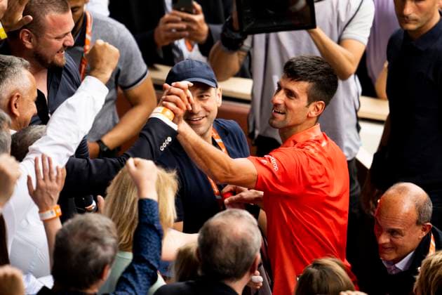joie de Novak Djokovic (Srb) avec son clan TENNIS : Roland Garros 2023 - Finale Messieurs - Paris - 11 06 2023 JBAutissier Panoramic 