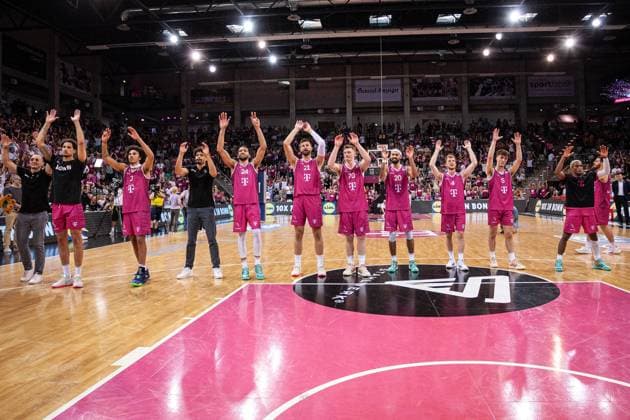 Sport Themen der Woche KW23 Sport Bilder des Tages easyCredit Basketball Bundesliga, Playoff-Finale 2, Telekom Baskets Bonn vs. ratiopharm Ulm, 09.06.2023 Die Telekom Baskets feiern mit ihren Fans *** easyCredit Basketball Bundesliga, Playoff Final 2, Telekom Baskets Bonn vs ratiopharm Ulm, 09 06 2023 Telekom Baskets celebrate with their fans Copyright: xBEAUTIFULxSPORTS Derixx