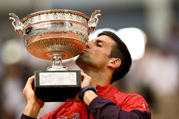 Le Serbe Novak Djokovic (Srb) embrassant le Trophee du Vainqueur Messieurs des Internationaux de France de Roland Garros 2023 TENNIS : Roland Garros 2023 - Finale Messieurs - Paris - 11 06 2023 JBAutissier Panoramic 
