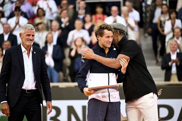 Casper Ruud (Nor) et son tropee de finaliste Gilles Moretton - President de la FFT TENNIS : Roland Garros 2023 - Finale Messieurs - Paris - 11 06 2023 JBAutissier Panoramic 
