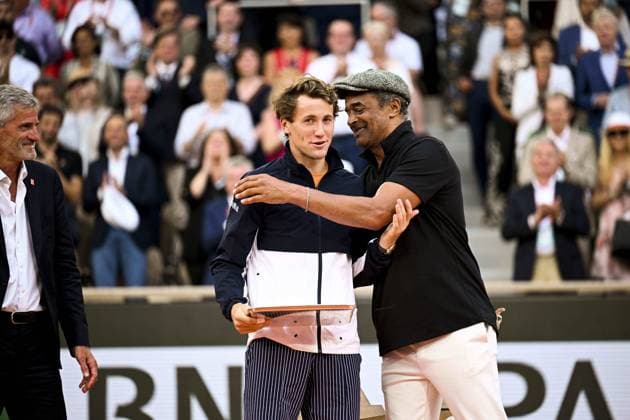 Casper Ruud (Nor) et son tropee de finaliste Gilles Moretton - President de la FFT TENNIS : Roland Garros 2023 - Finale Messieurs - Paris - 11 06 2023 JBAutissier Panoramic 