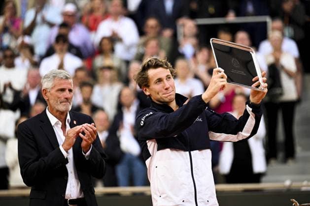 Casper Ruud (Nor) et son tropee de finaliste Gilles Moretton - President de la FFT TENNIS : Roland Garros 2023 - Finale Messieurs - Paris - 11 06 2023 JBAutissier Panoramic 