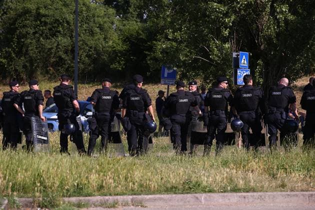 Foto Gianni Santandrea LaPresse 11 Giugno 2023 Reggio Emilia, Italia - calcio - Spezia vs Hellas Verona - Spareggio salvezza serie A TIM 2022 2023 - Mapei Stadium. Nella foto: controlli della polizia fuori dallo satdio June 11, 2023 Reggio Emilia, Italy - sport, soccer - Spezia vs Hellas Verona - Italian Serie A Football Championship 2022 2023 - Mapei Stadium. In the pic: police checks outside the stadium  Copyright: xGiannixSantandrea LaPressex