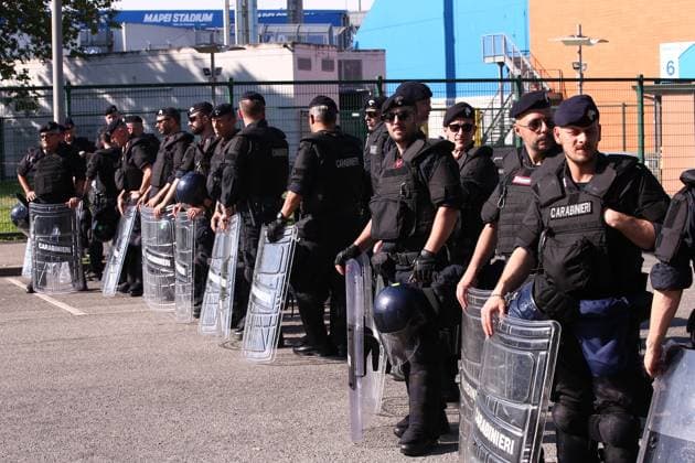 Foto Gianni Santandrea LaPresse 11 Giugno 2023 Reggio Emilia, Italia - calcio - Spezia vs Hellas Verona - Spareggio salvezza serie A TIM 2022 2023 - Mapei Stadium. Nella foto: controlli della polizia fuori dallo satdio June 11, 2023 Reggio Emilia, Italy - sport, soccer - Spezia vs Hellas Verona - Italian Serie A Football Championship 2022 2023 - Mapei Stadium. In the pic: police checks outside the stadium  Copyright: xGiannixSantandrea LaPressex