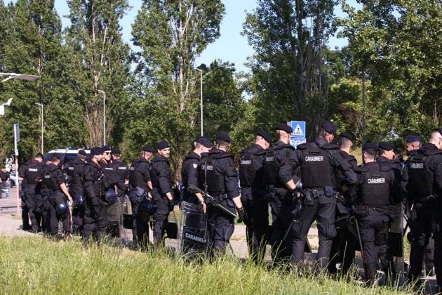 Foto Gianni Santandrea LaPresse 11 Giugno 2023 Reggio Emilia, Italia - calcio - Spezia vs Hellas Verona - Spareggio salvezza serie A TIM 2022 2023 - Mapei Stadium. Nella foto: controlli della polizia fuori dallo satdio June 11, 2023 Reggio Emilia, Italy - sport, soccer - Spezia vs Hellas Verona - Italian Serie A Football Championship 2022 2023 - Mapei Stadium. In the pic: police checks outside the stadium  Copyright: xGiannixSantandrea LaPressex
