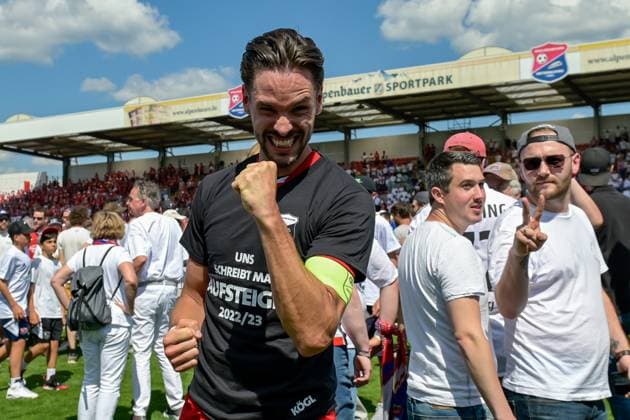 Josef Welzmüller (Welzmueller, Unterhaching, 5) freut sich über den Aufstieg inmitten der Fans, 11.06.2023, Unterhaching (Deutschland), Fussball, Relegation zur Dritten Liga, SpVgg Unterhaching - FC Energie Cottbus *** Josef Welzmüller Welzmueller, Unterhaching, 5 is happy about the promotion in the midst of the fans, 11 06 2023, Unterhaching Germany , Football, Relegation to the Third League, SpVgg Unterhaching FC Energie Cottbus xslx