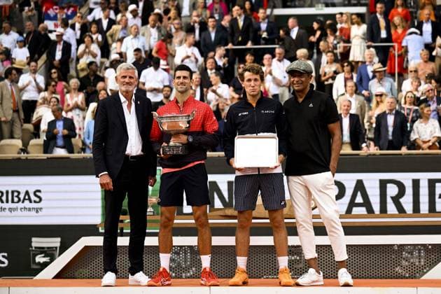Novak Djokovic (Srb) et Casper Ruud (Nor) posant avec leur trophee respectif Gilles Moretton - President de la FFT Yannick Noah TENNIS : Roland Garros 2023 - Finale Messieurs - Paris - 11 06 2023 JBAutissier Panoramic 