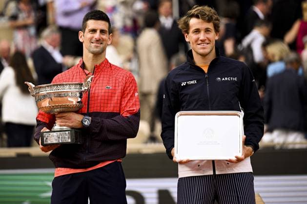 Novak Djokovic (Srb) et Casper Ruud (Nor) posant avec leur trophee respectif TENNIS : Roland Garros 2023 - Finale Messieurs - Paris - 11 06 2023 JBAutissier Panoramic 