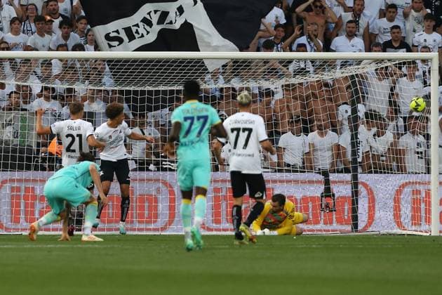 Foto Gianni Santandrea LaPresse 11 Giugno 2023 Reggio Emilia, Italia - calcio - Spezia vs Hellas Verona - Spareggio salvezza serie A TIM 2022 2023 - Mapei Stadium. Nella foto: gol Faraoni 0-1 June 11, 2023 Reggio Emilia, Italy - sport, soccer - Spezia vs Hellas Verona - Italian Serie A Football Championship 2022 2023 - Mapei Stadium. In the pic: goal Faraoni 0-1  Copyright: xGiannixSantandrea LaPressex