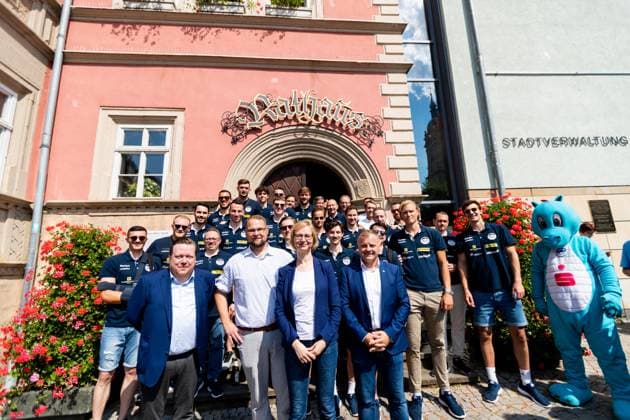 10 06 2023, GER, handball, 2 BL, season 22 23, men, promotion celebration ThSV Eisenach to the 1 Bundesliga shows impressions of the promotion celebration of ThSV Eisenach to the 1 Handballbundesliga, Katja Wolf presents the team of ThSV Eisenach Eisenach market place Thuringia Germany