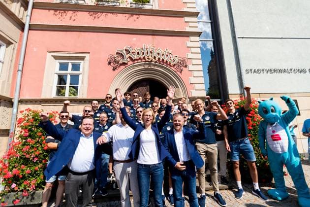 10 06 2023, GER, handball, 2 BL, season 22 23, men, promotion celebration ThSV Eisenach to the 1 Bundesliga shows impressions of the promotion celebration of ThSV Eisenach to the 1 Handballbundesliga, Katja Wolf presents the team of ThSV Eisenach Eisenach market place Thuringia Germany