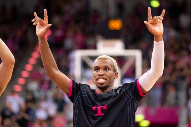 TJ SHORTS II BON, mi cheers with arms raised after the game about the victory, cheers, joy, laughter final score 104 75, Basketball 1 Bundesliga Telekom Baskets Bonn ratiopharm ulm BON vs ULM Playoffs Final 2 game, in T E L E K O M D O M E, on 11 06 2023 Â