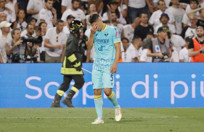 June 11, 2023, REGGIO EMILIA: Hellas Verona s Davide Faraoni leaves the field after the expulsion during the playout Italian Serie A soccer match Spezia Calcio vs Hellas Verona at Mapei Stadium - CittÃ del Tricolore stadium in Reggio Emilia, Italy, 11 June 2023..ANSA EMANUELE PENNACCHIO Soccer: Serie A; Spezia Calcio vs Hellas Verona  - ZUMAa110 20230611_zaf_a110_071 Copyright: xEmanuelexPennacchiox
