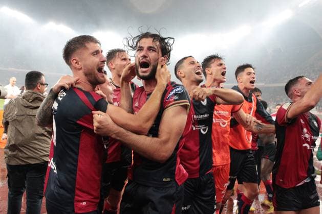 Foto Donato Fasano LaPresse 11 Giugno 2023 Bari, Italia - calcio - Bari vs Cagliari - Campionato di calcio Serie BKT 2022 2023 - Finale playoff - Stadio San Nicola. Nella foto: I giocatori del Cagliari festeggiano la promozione in Serie A June 11 , 2023 Bari, Italy - sport, soccer - Bari vs Cagliari - playoff - Italian Football Championship League BKT 2022 2023 - San Nicola stadium. In the pic: Cagliari players celebrate promotion to Serie A  Copyright: xDonatoxFasano LaPressex