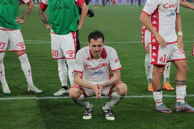 Foto Donato Fasano LaPresse 11 Giugno 2023 Bari, Italia - calcio - Bari vs Cagliari - Campionato di calcio Serie BKT 2022 2023 - Finale playoff - Stadio San Nicola. Nella foto: la delusione dei giocatori del Bari a fine gara June 11 , 2023 Bari, Italy - sport, soccer - Bari vs Cagliari - playoff - Italian Football Championship League BKT 2022 2023 - San Nicola stadium. In the pic: Bari players disappointment at the end of the match  Copyright: xDonatoxFasano LaPressex