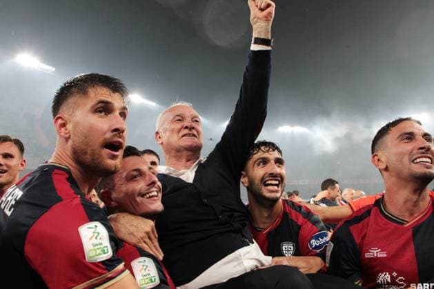Sport Themen der Woche KW23 Sport Bilder des Tages Foto Donato Fasano LaPresse 11 Giugno 2023 Bari, Italia - calcio - Bari vs Cagliari - Campionato di calcio Serie BKT 2022 2023 - Finale playoff - Stadio San Nicola. Nella foto: I giocatori del Cagliari festeggiano la promozione in Serie A - Claudio Raniei in trionfo June 11 , 2023 Bari, Italy - sport, soccer - Bari vs Cagliari - playoff - Italian Football Championship League BKT 2022 2023 - San Nicola stadium. In the pic: Cagliari players celebrate promotion to Serie A - Claudio Raniei  Copyright: xDonatoxFasano LaPressex