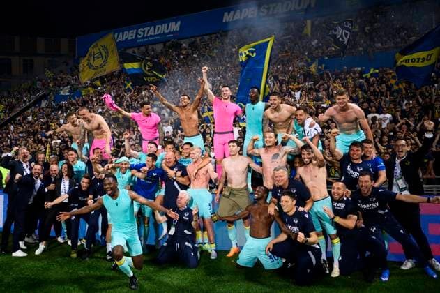 Sport Themen der Woche KW23 Sport Bilder des Tages Spezia Calcio v Hellas Verona FC - Serie A Players of Hellas Verona FC celebrate the victory at the end of the Serie A relegation play-off football match between Spezia Calcio and Hellas Verona FC. Reggio Emilia Italy Copyright: xNicolòxCampox