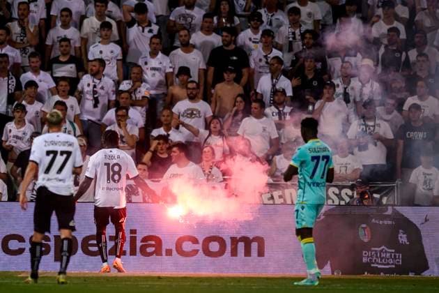 Spezia Calcio v Hellas Verona FC - Serie A M Bala Nzola of Spezia Calcio holds a flare during the Serie A relegation play-off football match between Spezia Calcio and Hellas Verona FC. Reggio Emilia Italy Copyright: xNicolòxCampox