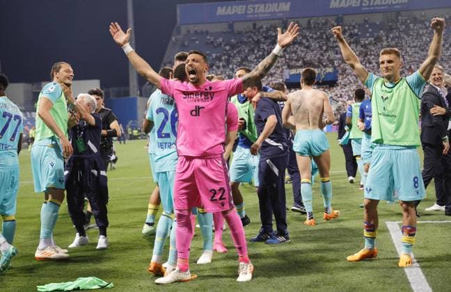 June 11, 2023, REGGIO EMILIA: Players of Hellas Verona FC celebrate the victory at the end of the playout Italian Serie A soccer match Spezia Calcio vs Hellas Verona at Mapei Stadium - CittÃ del Tricolore stadium in Reggio Emilia, Italy, 11 June 2023..ANSA EMANUELE PENNACCHIO Soccer: Serie A; Spezia Calcio vs Hellas Verona  - ZUMAa110 20230611_zaf_a110_072 Copyright: xEmanuelexPennacchiox