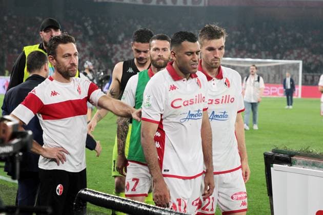 Foto Donato Fasano LaPresse 11 Giugno 2023 Bari, Italia - calcio - Bari vs Cagliari - Campionato di calcio Serie BKT 2022 2023 - Finale playoff - Stadio San Nicola. Nella foto: la delusione dei giocatori del Bari a fine gara - Walid Cheddira June 11 , 2023 Bari, Italy - sport, soccer - Bari vs Cagliari - playoff - Italian Football Championship League BKT 2022 2023 - San Nicola stadium. In the pic: Bari players disappointment at the end of the match - Walid Cheddira  Copyright: xDonatoxFasano LaPressex