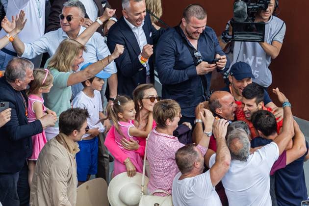 2023 French Open - Day Fifteen Novak Djokovic celebrates his 23th Grand Salm title with his family after the match on the Men s Singles final at Roland Garros Grand Slam Tournament - Day 15 on June 11, 2023 in Paris, France. Paris France  Copyright: xRobertxSzaniszlox originalFilename:szaniszlo-notitle230611_npDyv.jpg