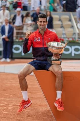 Sport Bilder des Tages 2023 French Open - Day Fifteen Novak Djokovic with the trophy on the podium after the Men s Singles final at Roland Garros Grand Slam Tournament - Day 15 on June 11, 2023 in Paris, France. Paris France  Copyright: xRobertxSzaniszlox originalFilename:szaniszlo-notitle230611_npgtc.jpg
