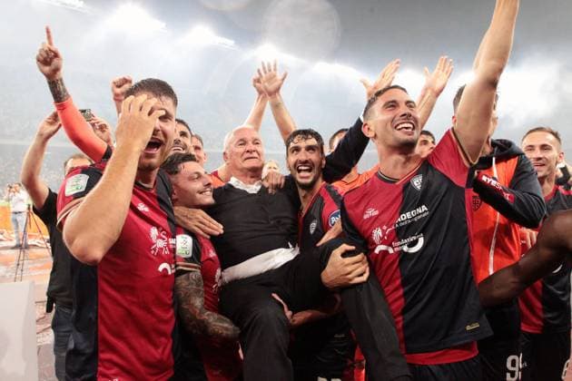 Foto Donato Fasano LaPresse 11 Giugno 2023 Bari, Italia - calcio - Bari vs Cagliari - Campionato di calcio Serie BKT 2022 2023 - Finale playoff - Stadio San Nicola. Nella foto: I giocatori del Cagliari festeggiano la promozione in Serie A - Claudio Raniei in trionfo June 11 , 2023 Bari, Italy - sport, soccer - Bari vs Cagliari - playoff - Italian Football Championship League BKT 2022 2023 - San Nicola stadium. In the pic: Cagliari players celebrate promotion to Serie A - Claudio Raniei  Copyright: xDonatoxFasano LaPressex