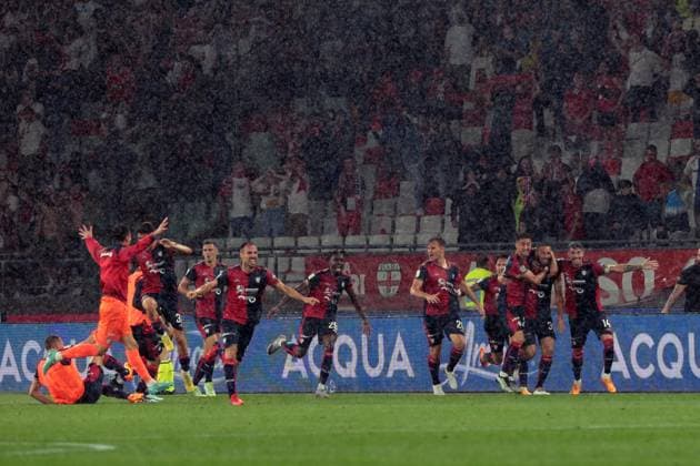 Foto Donato Fasano LaPresse 11 Giugno 2023 Bari, Italia - calcio - Bari vs Cagliari - Campionato di calcio Serie BKT 2022 2023 - Finale playoff - Stadio San Nicola. Nella foto: esultanza di Leonardo Pavoletti dopo il gol 0-1 June 11 , 2023 Bari, Italy - sport, soccer - Bari vs Cagliari - playoff - Italian Football Championship League BKT 2022 2023 - San Nicola stadium. In the pic: Leonardo Pavoletti celebrates goal 0-1  Copyright: xDonatoxFasano LaPressex