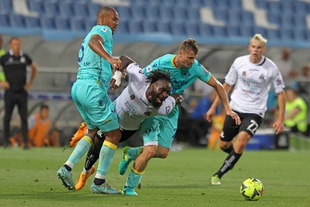MBALA NZOLA, Spezia, ISAK HIEN, PAWEL DAWIDOWICZ, Hellas Verona, Serie A, 2022-23, Spareggio, Spezia vs Hellas Verona 1-3, 11-06-2023, Contrasto, Action SERIE A 2022-23 SPAREGGIO SPEZIA-HELLAS VERONA 1-3