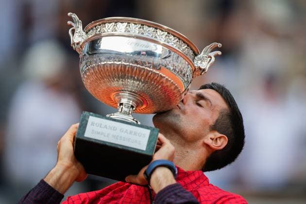 French Open, Roland Garros finale: Casper Ruud - Novak Djokovic Paris, Frankrike 20230611. Novak Djokovic fra Serbia kysser pokalen etter a ha vunnet finalen i tennis i Roland-Garros-turneringen mot Casper Ruud. Foto: Beate Oma Dahle NTB Paris Frankrike EDITORIAL USE ONLY. RESTRICTED USE FOR BETTING COMPANIES Ref:_SPO_BNC0259486709st.jpg  Copyright: xBeatexOmaxDahlex xNTBx