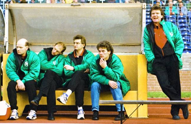 RECORD DATE NOT STATED Aus 2. BL.Saison 1995 96 Hannover 96 - FC Carl-Zeiss Jena 1:1 am 11.11.1995. Im Foto: re. Han96 Trainer Egon Coordes *** From 2 BL season 1995 96 Hannover 96 FC Carl Zeiss Jena 1 1 on 11 11 1995 In photo re Han96 coach Egon Coordes