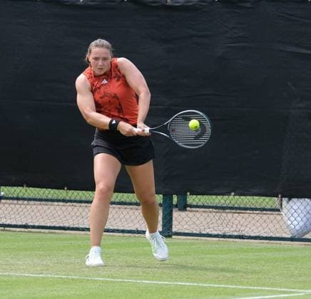 Sport Bilder des Tages 12th June 2023; Nottingham Tennis Centre, Nottingham, England: Rothesay Nottingham Open, Day 1; Jule Niemeier (GER) plays a backhand shot to Heather Watson (GBR)  ActionPlus12519504 PaulxBonser
