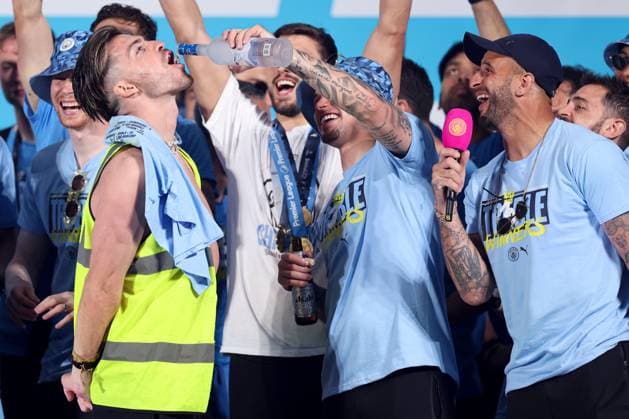 Sport Themen der Woche KW24 Sport Bilder des Tages Mandatory Credit: Photo by Paul Currie Shutterstock (13961307ap) Kalvin Phillips feeds Jack Grealish of Manchester City a drink on stage Manchester City Treble Parade, Football, Manchester, UK - 12 Jun 2023 EDITORIAL USE ONLY No use with unauthorised audio, video, data, fixture lists, club league logos or live services. Online in-match use limited to 120 images, no video emulation. No use in betting, games or single club league player publications. Manchester City Treble Parade, Football, Manchester, UK - 12 Jun 2023 EDITORIAL USE ONLY No use with unauthorised audio, video, data, fixture lists, club league logos or live services. Online in-match use limited to 120 images, no video emulation. No use in betting, games or single club league player publications.  Copyright: xPaulxCurrie Shutterstockx 13961307ap