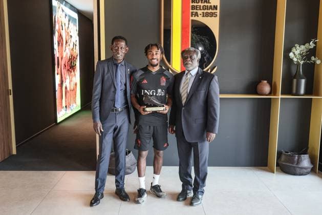 Belgium s Mike Tresor (C) receives his Ebony shoe after a press conference, PK, Pressekonferenz of Belgian national soccer team Red Devils, Tuesday 13 June 2023, at the Royal Belgian Football Association RBFA s headquarters in Tubize, in preparation of the matches against Austria and Estonia later this month. BRUNOxFAHY  x68768503x