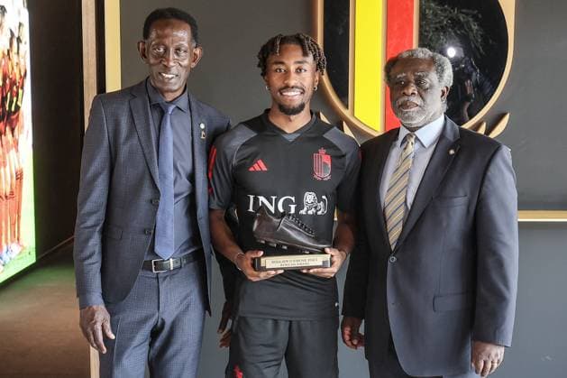 Football, Mike Tresor receives the Ebony Shoe Award