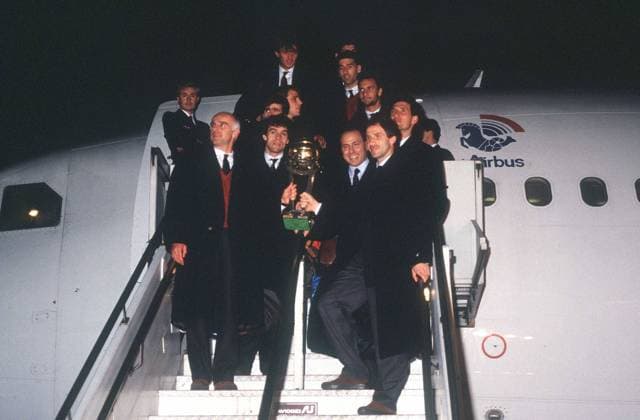 SQUADRA: ARRIGO SACCHI, ROBERTO DONADONI, PAOLO MALDINI, SILVIO BERLUSCONI, FRANCO BARESI, MAURO TASSOTTI, STEFANO SALVATORI, GIOVANNI GALLI ARRIVO A MILANO COPPA INTERCONTINENTALE TOYOTA FINALE MILAN-OLYMPIA ASUNCION 3-0