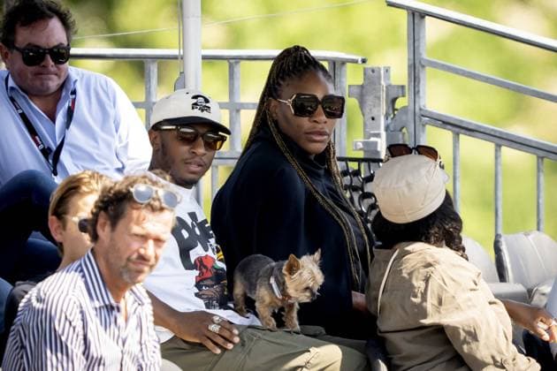 ROSMALEN - Serena Williams (M) watches her sister Venus Williams match on the second day of the Libema Open tennis tournament in Rosmalen. AP SANDER KING xVIxANPxSportx xxANPxIVx 471535142 originalFilename: 471535142.jpg