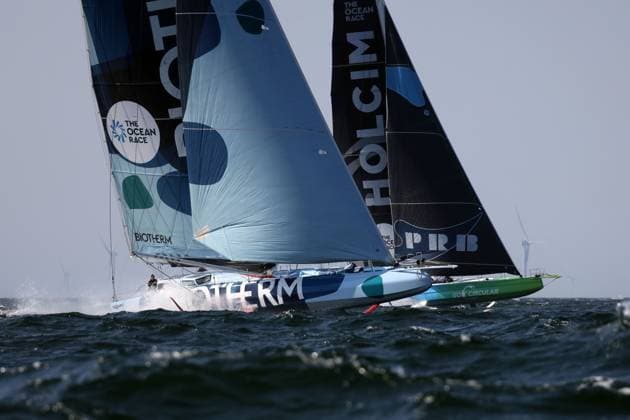 Sport Themen der Woche KW24 Sport Bilder des Tages IMOCAs von Biotherm Paul Meiulhet auf den Foils vor Holcim PRB während des Hafenrennens, Den Haag- Scheveningen, The Ocean Race, Etappe 7, Niederlande, 13.06.2023 *** IMOCAs of Biotherm Paul Meiulhet on the foils in front of Holcim PRB during the Harbour Race, The Hague Scheveningen, The Ocean Race, Leg 7, Netherlands, 13 06 2023.