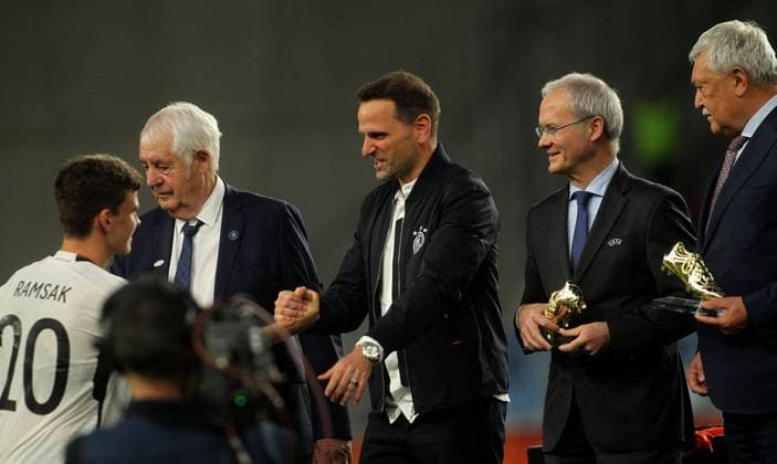02.06.2023 Budapest(Hungary) Germany-France U-17 Under-17 European men s football championship final medal ceremony Robert Ramsak(L) Germany handing with Panagiotis Chatzialexiou(3L) Sportlicher Leiter Nationalmannschaften director of DFB national teams between ANDRE SCHNOEBELEN(2L) FFF, Giorgio Marchetti (4L) Uefa vice president ,Sandor Csanyi (R) MLSZ Hungarian FA president :